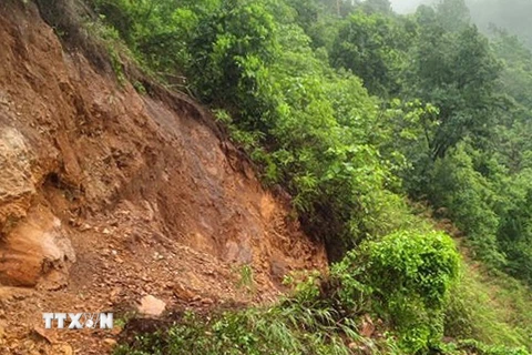 Sạt lở taluy dương khiến nhiều tuyến đường bị chia cắt ở Lào Cai 