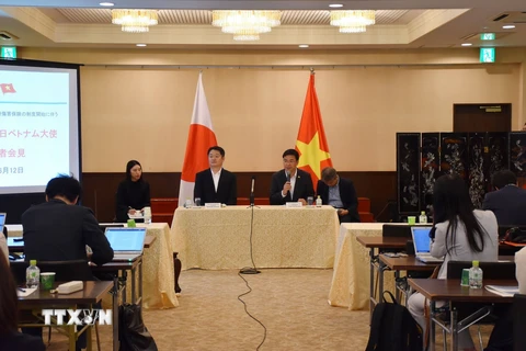 Đại sứ Việt Nam tại Nhật Bản Phạm Quang Hiệu và Thống đốc tỉnh Yamanashi, ông Nagasaki Kotaro, đồng chủ trì cuộc họp báo chung. (Ảnh: Xuân Giao/TTXVN)