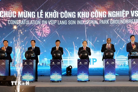 Lãnh đạo tỉnh Lạng Sơn và các đại biểu thực hiện nghi thức khởi công Khu Công nghiệp Việt Nam-Singapore Lạng Sơn. (Ảnh: Văn Đạt/ TTXVN)