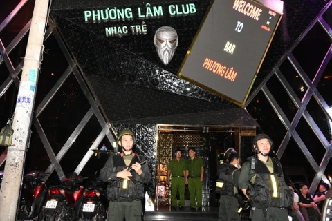 Cảnh sát đột kích quán bar Phương Lâm. (Nguồn: Công an cung cấp)