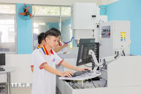 Sinh viên trường Đại học Công nghệ Thông tin và Truyền thông Việt-Hàn (Đại học Đà Nẵng) nghiên cứu học tập. (Ảnh: TTXVN phát)