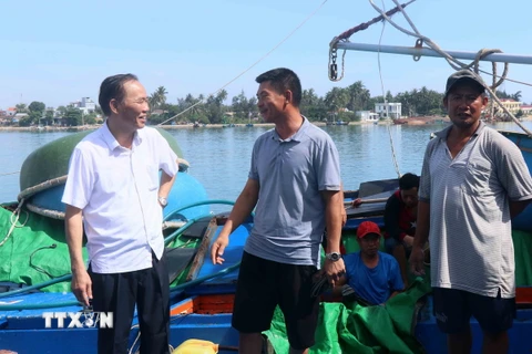 Thứ trưởng Bộ Nông nghiệp và Phát triển Nông thôn Phùng Đức Tiến (trái) trao đổi với ngư dân về tình hình khai thác hải sản trên biển. (Ảnh: Đoàn Hữu Trung/TTXVN)