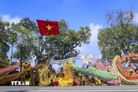 Tiết mục múa rồng trong Festival Thu Hà Nội 2023. (Ảnh: Tuấn Đức/TTXVN)