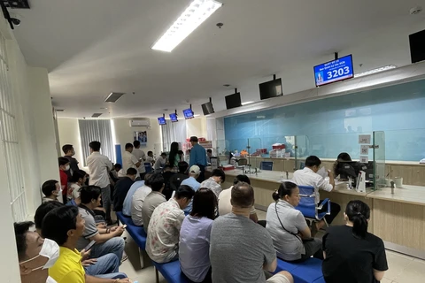 Người dân và doanh nghiệp đến làm thủ tục hành chính tại Trung tâm Phục vụ Hành chính công tỉnh Đồng Nai. (Ảnh: Nhật Bình/TTXVN)