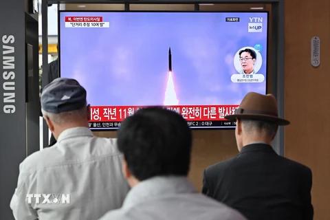 Người dân tại Seoul, Hàn Quốc theo dõi bản tin truyền hình về vụ phóng tên lửa của Triều Tiên ngày 30/5/2024. (Ảnh: AFP/TTXVN)