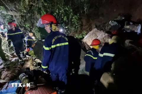 Việc cứu nạn, cứu hộ gặp nhiều khó khăn do vị trí hang động bị sập có địa hình hiểm trở. (Ảnh: Nguyễn Công Hải/ TTXVN)