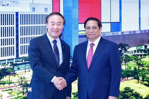 Giám đốc điều hành, Phó Chủ tịch Tập đoàn Samsung Young Hyun Jun đón Thủ tướng Phạm Minh Chính. (Ảnh: Dương Giang/TTXVN)