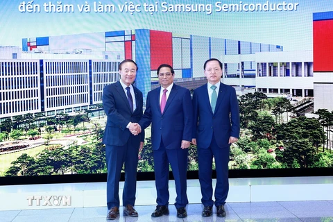 Giám đốc điều hành, Phó Chủ tịch Tập đoàn Samsung Young Hyun Jun và ông Park Hark Kyu, Tổng Giám đốc phụ trách tài chính của tập đoàn Samsung đón Thủ tướng Phạm Minh Chính. (Ảnh: Dương Giang/TTXVN)