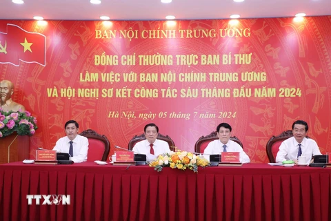 Thường trực Ban Bí thư Lương Cường và các lãnh đạo Ban Nội chính Trung ương điều hành hội nghị. (Ảnh: Phương Hoa/TTXVN)