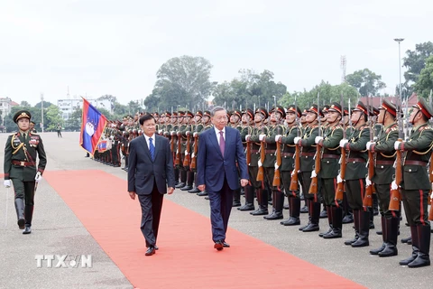 Chủ tịch nước Tô Lâm và Tổng Bí thư, Chủ tịch nước Lào Thongloun Sisoulith duyệt Đội danh dự. (Ảnh: Nhan Sáng/TTXVN)