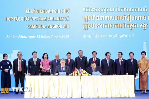 Chủ tịch nước Tô Lâm chứng kiến Lễ ký kết các biên bản thỏa thuận giữa Vietnam Airlines với các đối tác tại Campuchia. (Ảnh: Nhan Sáng/TTXVN)