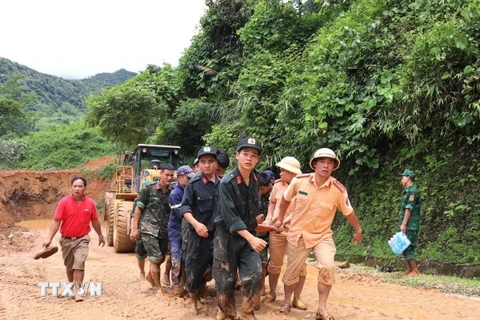 Huy động phương tiện gấp rút đào bới, tìm kiếm nạn nhân bị vùi lấp. (Ảnh: Đức Thọ/TTXVN)