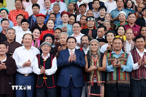 Thủ tướng Phạm Minh Chính với đại biểu già làng, trưởng bản, nghệ nhân và người có uy tín tiêu biểu. (Ảnh: Dương Giang/TTXVN)