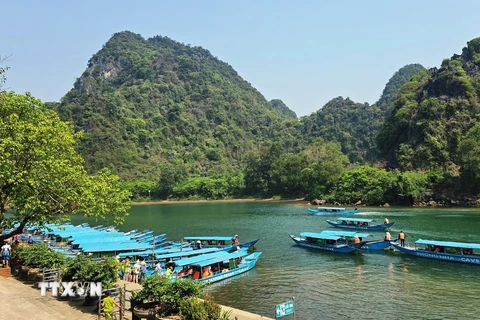 Bến thuyền Trung tâm Du lịch Phong Nha-Kẻ Bàng (Quảng Bình) tấp nập các hoạt động đón tiếp du khách đến tham quan. (Ảnh: TTXVN phát)