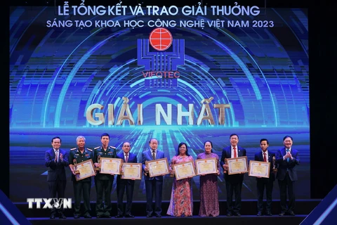 Các tác giả giành Giải Nhất Giải thưởng Sáng tạo Khoa học Công nghệ Việt Nam năm 2023. (Ảnh: Hoàng Hiếu/TTXVN)