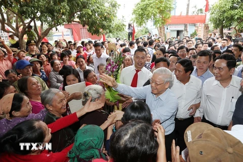 Tổng Bí thư Nguyễn Phú Trọng với nhân dân thôn Thượng Điện, xã Vinh Quang, huyện Vĩnh Bảo trong Ngày hội Đại đoàn kết toàn dân tộc thành phố Hải Phòng, chiều 15/11/2017. (Ảnh: Trí Dũng/ TTXVN)