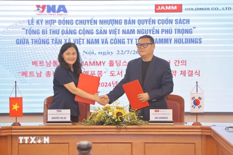 Phó Tổng giám đốc TTXVN Nguyễn Thị Sự và ông Joo Jeongsu, Giám đốc Công ty TNHH Jammy Holdings ký kết chuyển nhượng bản quyền cuốn sách. (Ảnh: Minh Quyết/ TTXVN)