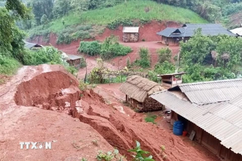 Đất sụt lún gây hư hại nhà của người dân ở huyện Nậm Pồ, tỉnh Điện Biên. (Ảnh: TTXVN phát)