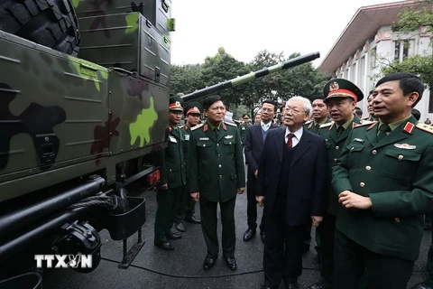 Tổng Bí thư, Chủ tịch nước Nguyễn Phú Trọng xem trưng bày, giới thiệu các khí tài quân sự của ngành Quốc phòng (Hà Nội, 10/1/2019). (Ảnh: Trí Dũng/TTXVN)