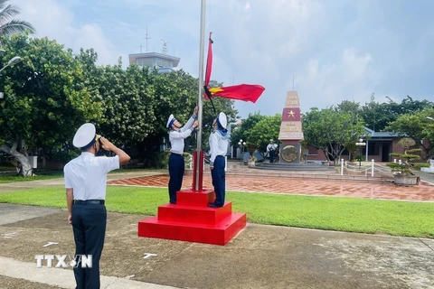 Nghi lễ treo cờ rủ để tưởng nhớ Tổng Bí thư Nguyễn Phú Trọng tại đảo Trường Sa. Ảnh: Cục Chính trị, Quân chủng Hải quân. (Ảnh: TTXVN phát)