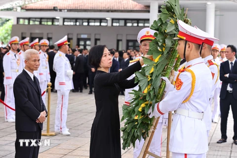 Đoàn Thông tấn xã Việt Nam do đồng chí Vũ Việt Trang, Bí thư Đảng ủy, Tổng giám đốc làm Trưởng đoàn, kính viếng Tổng Bí thư Nguyễn Phú Trọng. (Ảnh: TTXVN)