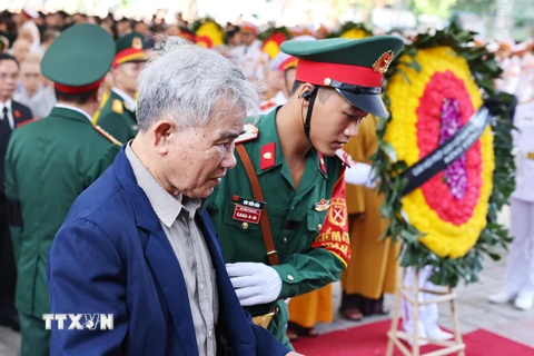 Lực lượng quân đội giúp người dân đến viếng Tổng Bí thư Nguyễn Phú Trọng tại Nhà tang lễ Quốc gia số 5 Trần Thánh Tông, Hà Nội, sáng 26/7. Ảnh: TTXVN