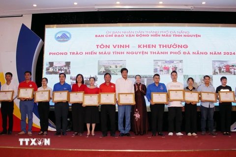 Các tập thể có thành tích xuất sắc trong phong trào hiến máu tình nguyện được nhận Bằng khen của Chủ tịch Ủy ban Nhân dân thành phố Đà Nẵng. (Ảnh: Trần Lê Lâm/TTXVN)