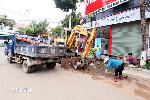 Thành phố Sơn La đã huy động nhân lực, phương tiện máy móc, nạo vét bùn đất, khơi thông đường cống phòng, chống ngập lụt, sáng 28/7. (Ảnh: Quang Quyết/- TTXVN)