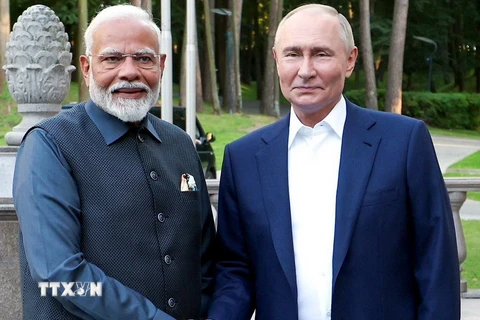 Thủ tướng Ấn Độ Narendra Modi (trái) và Tổng thống Nga Vladimir Putin tại cuộc gặp ở Moskva ngày 8/7/2024. (Ảnh: ANI/TTXVN)