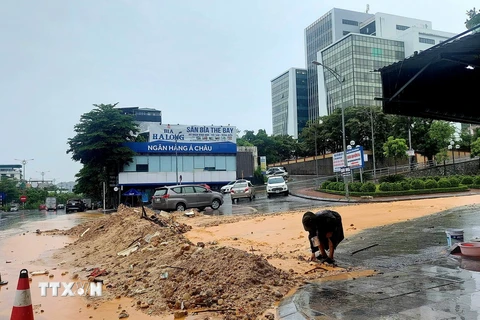 Khu 3 phường Hồng Hà, thành phố Hạ Long, tỉnh Quảng Ninh có nhiều bùn, đá trôi về do bị sạt lở kè phía trên. (Ảnh: Thanh Vân/TTXVN)