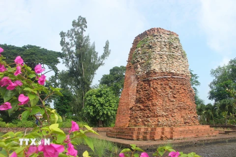 Tháp Vĩnh Hưng hay còn gọi tháp Trà Long, tháp Lục Hiền nằm cách thành phố Bạc Liêu về phía Tây Bắc trên 20km, thuộc địa phận ấp Trung Hưng 1B, xã Vĩnh Hưng A, huyện Vĩnh Lợi. (Ảnh: Chanh Đa/TTXVN)