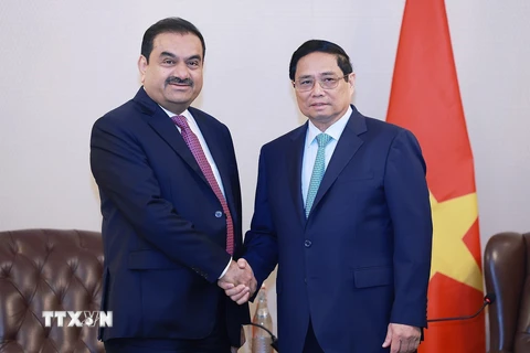 Thủ tướng Phạm Minh Chính tiếp ông Gautam Adani, Chủ tịch Tập đoàn Adani (Ấn Độ). (Ảnh: Dương Giang/TTXVN)