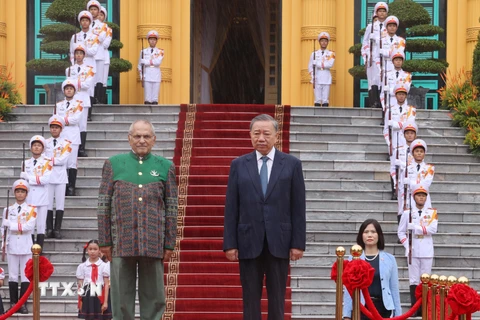 Chủ tịch nước Tô Lâm và Tổng thống Timor-Leste Jose Ramos-Horta trên bục danh dự, nghe quân nhạc cử Quốc thiều hai nước. (Ảnh: Lâm Khánh/TTXVN)