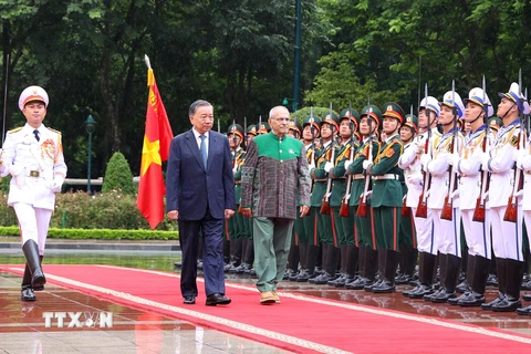 Chủ tịch nước Tô Lâm và Tổng thống Timor-Leste Jose Ramos-Horta duyệt đội danh dự Quân đội Nhân dân Việt Nam. (Ảnh: Lâm Khánh/ TTXVN)