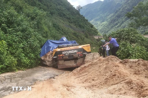 Lực lượng chức năng có mặt tại hiện trường để chỉ đạo công tác khắc phục vụ sạt lở ở Lai Châu. (Ảnh: TTXVN phát)