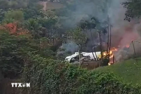 Máy bay bốc cháy sau khi rơi xuống thành phố Vinhedo, bang Sao Paulo, Brazil ngày 9/8/2024. (Ảnh: EPA/TTXVN)