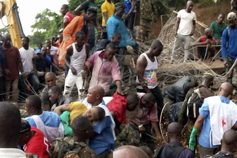 Cứu hộ tại một vụ sập nhà ở Sierra Leone. (Nguồn: AFP)