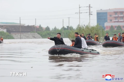 Nhà lãnh đạo Triều Tiên Kim Jong-un thị sát vùng ngập lụt tại tỉnh Bắc Phyongan ngày 31/7/2024. (Ảnh: KCNA/TTXVN)