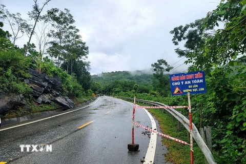 Ủy ban Nhân dân xã Kỳ Tân, huyện Bá Thước (Thanh Hóa) cắm biển cảnh báo nguy hiểm trên đoạn đường bị sụt lún. (Ảnh: TTXVN phát)