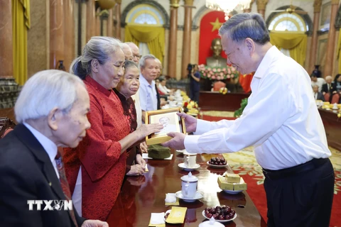 Tổng Bí thư, Chủ tịch nước Tô Lâm tặng ảnh chân dung Chủ tịch Hồ Chí Minh cho các cán bộ từng phục vụ Người tại Phủ Chủ tịch giai đoạn 1954-1969. (Ảnh: Lâm Khánh/ TTXVN)