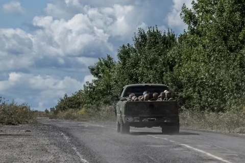 Binh sỹ Ukraine đi xe quân sự chở tù binh chiến tranh Nga, gần biên giới Nga ở vùng Sumy, Ukraine. (Nguồn: Reuters)