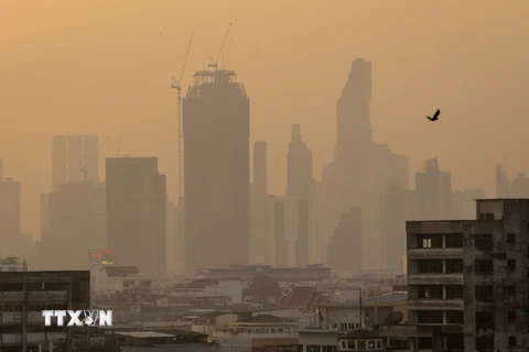 Khói mù bao trùm tại thủ đô Bangkok, Thái Lan ngày 27/1/2023. (Ảnh: AFP/TTXVN)