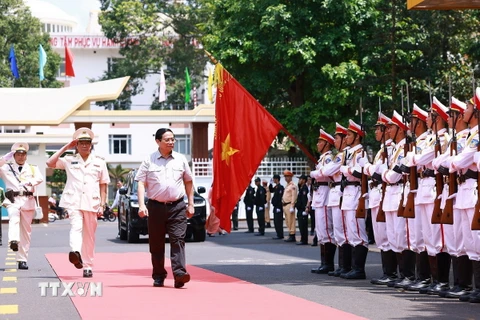 Thủ tướng Phạm Minh Chính đến thăm cán bộ, chiến sỹ Công an tỉnh Đắk Lắk. (Ảnh: Dương Giang/TTXVN)