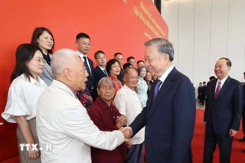 Tổng Bí thư, Chủ tịch nước Tô Lâm và các đại biểu đại diện nhân sỹ hữu nghị Trung Quốc. (Ảnh: Trí Dũng/TTXVN)