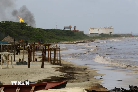 Sự cố tràn dầu tại bờ biển Puerto Cabello, Venezuela, ngày 27/12/2023. Ảnh minh họa. (Nguồn: AFP/TTXVN)