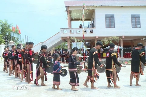 Các thành viên Câu lạc bộ Cồng chiêng buôn Ama Djơng, phường Đoàn Kết, thị xã Ayun Pa (Gia Lai) làm lễ cúng chiêng mới. (Ảnh: Hồng Điệp/TTXVN)