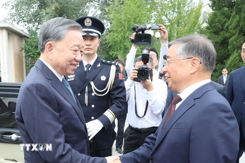 Đồng chí Lý Thư Lỗi, Ủy viên Bộ Chính trị, Bí thư Ban Bí thư, Trưởng Ban Tuyên truyền Trung ương Đảng Cộng sản Trung Quốc và lãnh đạo Trường Đảng Trung ương Đảng Cộng sản Trung Quốc đón Tổng Bí thư, Chủ tịch nước Tô Lâm đến thăm. (Ảnh: Trí Dũng/TTXVN)