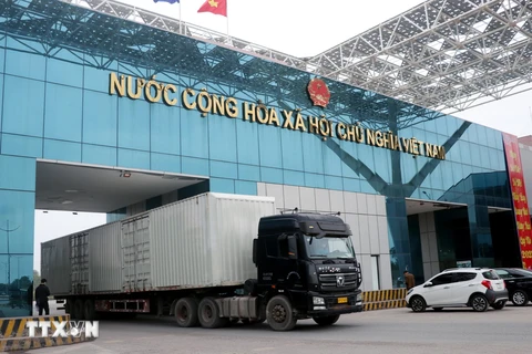 Phương tiện chở hàng hóa thông quan qua cửa khẩu Móng Cái (Việt Nam)-Đông Hưng (Trung Quốc) tại khu vực cầu Bắc Luân II. (Ảnh: Văn Đức/TTXVN)