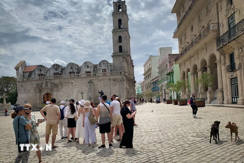 Khách du lịch Nga tham quan thủ đô La Habana, Cuba. (Ảnh: AFP/TTXVN)