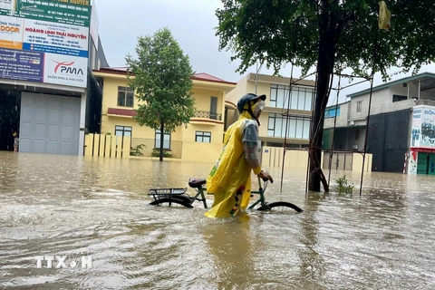 Đường Lương Ngọc Quyến (đoạn Ngã ba Bắc Nam), thành phố Thái Nguyên, bị ngập sâu do mưa lớn. (Ảnh: Thu Hằng/TTXVN)